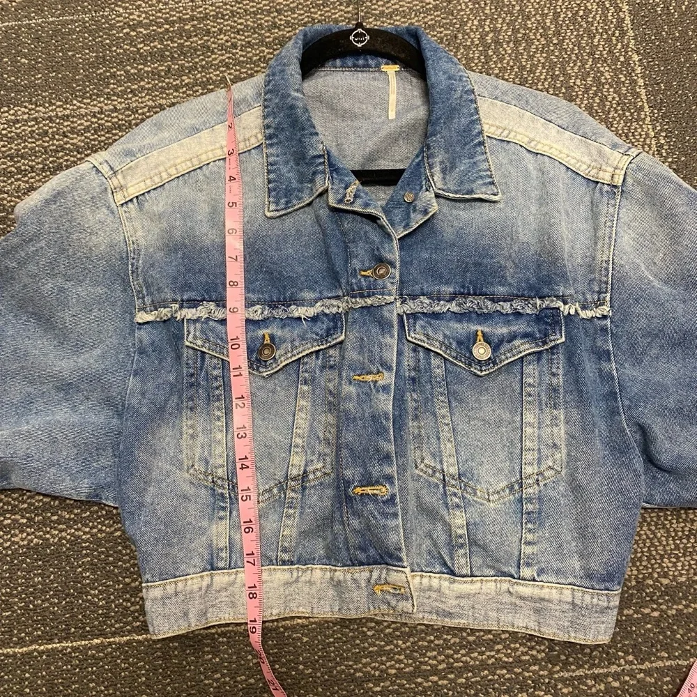 Free People Bedford Distressed Medium Wash Cropped Jacket Size Small - Picture 11 of 13